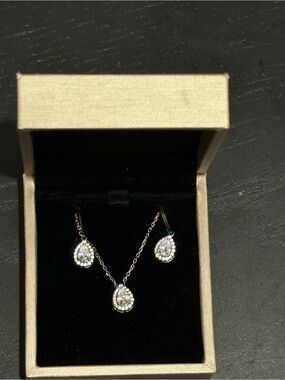 Anna Zuckerman Petite Halo Necklace & Earrings Set – Brand New
